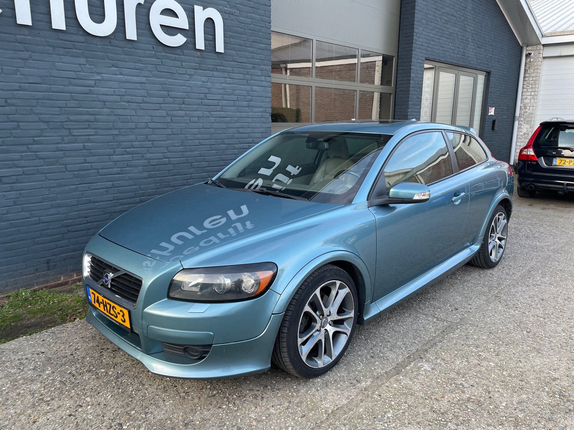 43117579-4.jpg