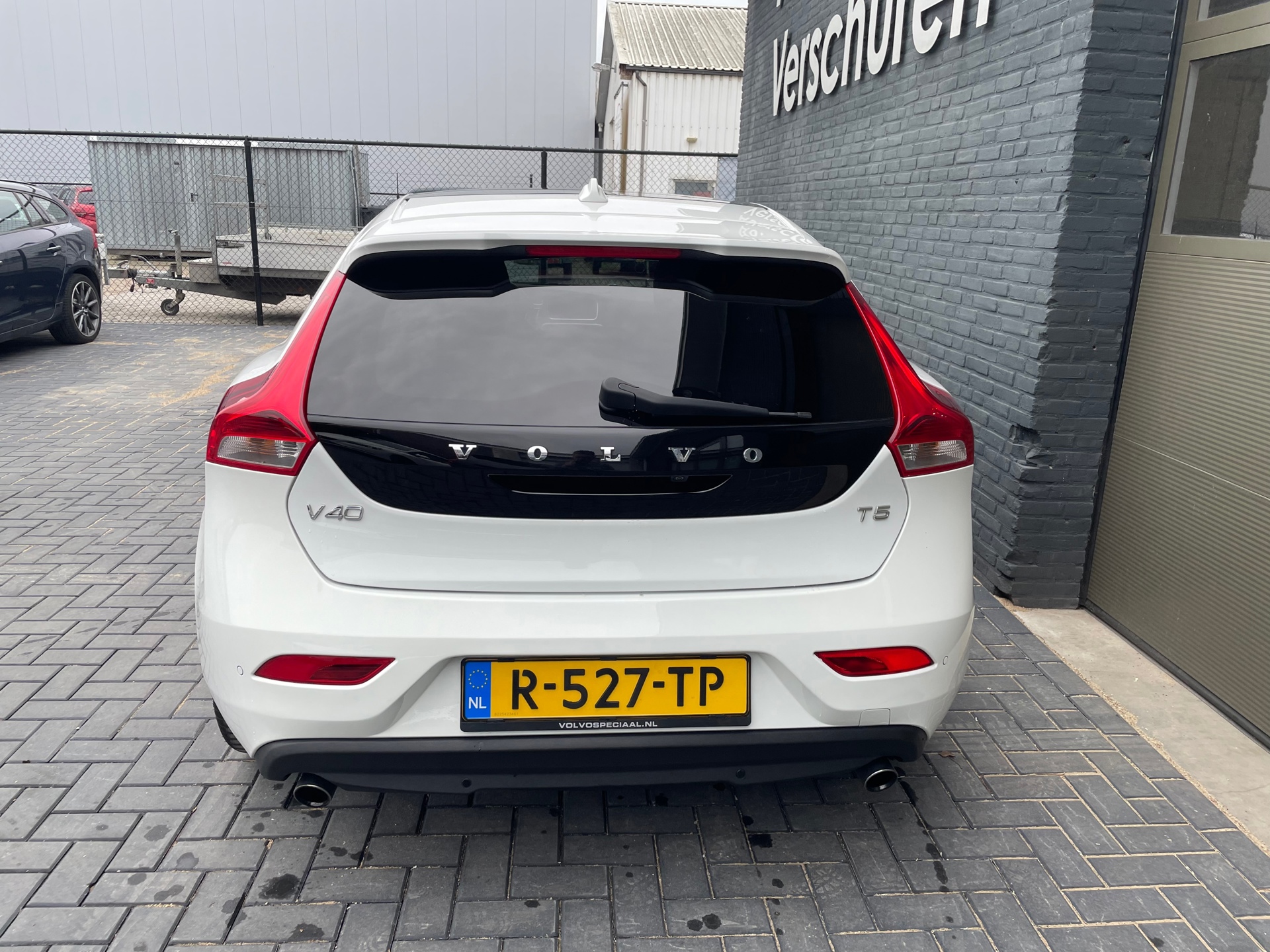48129025-7.jpg